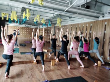 广州瑜伽教练培训学院排行榜，亚美学员早间体